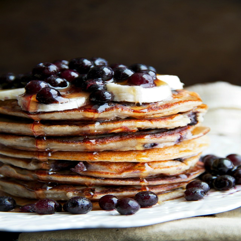 https://photos.bigoven.com/recipe/hero/healthy-blueberry-banana-pancakes-e608e999a20712f0b1e1f329.jpg